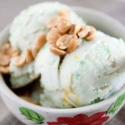 ไอศครีมกะทิสดลอดช่อง (เลือกท้อปปิ้งได้ 3 อย่าง)