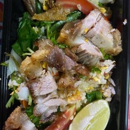 ข้าวผัดหมูกรอบ