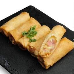 ปอเปี๊ยะแฮมชีส 5 ชิ้น ราดซอสน้ำผึ้ง