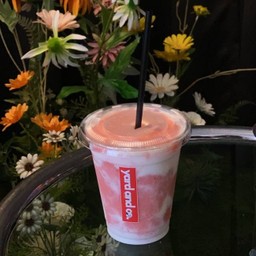 สตอเบอรี่สมูทตี้โยเกิร์ต