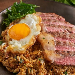 กระเพราคลุกข้าวเนื้อย่าง-ไข่ดาว