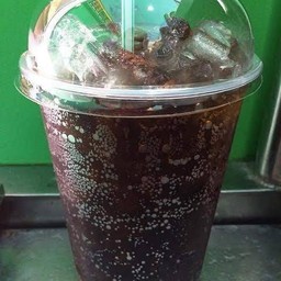 โค้กเเก้วใส่นำ้เเข็งเย็นเจี้ยบ