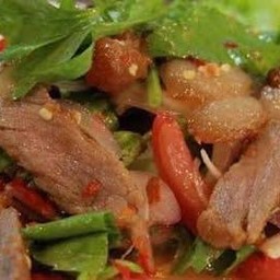 ยำคอหมูย่าง