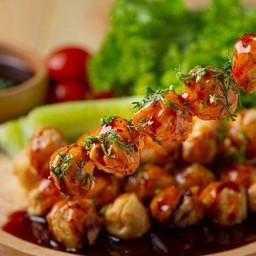 ลูกชิ้นหมูทอดรวมผักน้ำจิ้ม