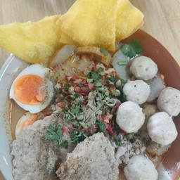 เจ๊สร้อยก๋วยเตี๋ยวต้มยำไข่