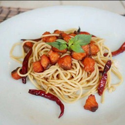 สปาเก็ตตี้แซลม่อนผัดพริกแห้ง