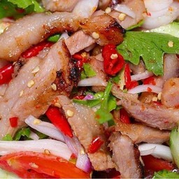 ยำคอหมูย่าง