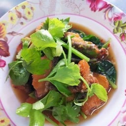 ปลาผัดขึ้นฉ่ายราดข้าว