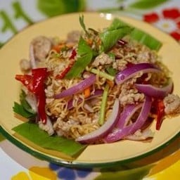 ยำมาม่าหมูสับ