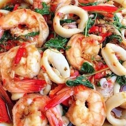 กระเพราทะเล (กุ้ง+ปลาหมึก)  เป็นกับ