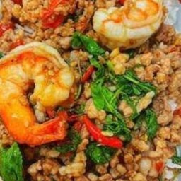 ข้าวกะเพรากุ้งไก่สับ