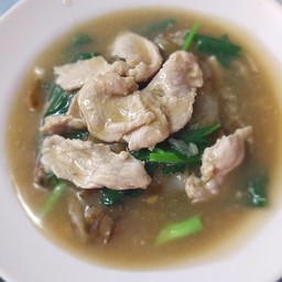 ก๋วยเตี๋ยวเส้นใหญ่ราดหน้าหมู