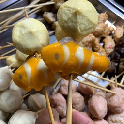 ซาลาเปา ชีส  ปลานีโม่  ไม้ละ 15   ลวกให้