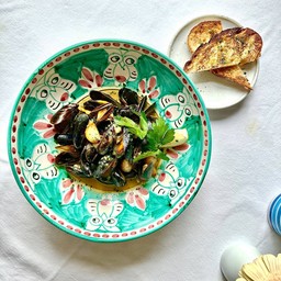 หอยแมลงภู่ผัดซอสไวท์ไวน์กระเทียมเสิร์ฟคู่กับขนมปังซาวเวอร์โด