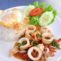 ข้าวผัดกระเพราปลาหมึก