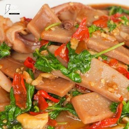 ผัดกะเพราปลาหมึกกรอบ ราดข้าว