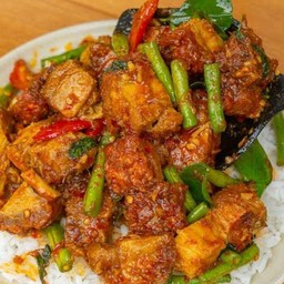 ผัดพริกแกงหมูกรอบ ราดข้าว