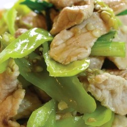 ข้าวราดผัดพริกหยวกเลือกเนื้อสัตว์ด้านในค่ะ