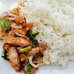 ข้าวหน้าสามชั้นยำแซ่บรสจัดจ้านในย่านนี้