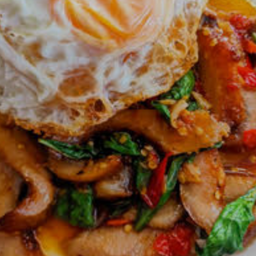 กระเพราคอหมูย่างราดข้าว-ไข่ดาว