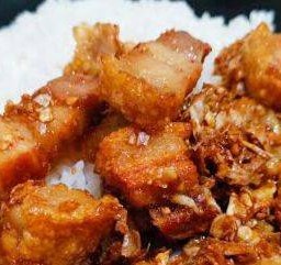 ข้าวหมูกรอบกระเทียมพริกไทย