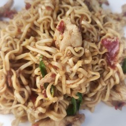 มาม่ากะเพราหมูสับ