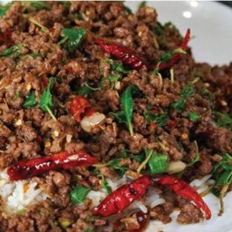 กระเพราพริกแห้งเนื้อสับ ( กับข้าว )