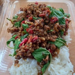 กระเพราเนื้อสับราดข้าว