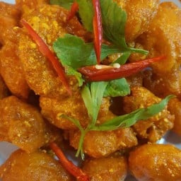 ปลาหมึกทอดกรอบผัดไข่เค็ม