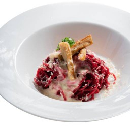 สปาเกตตี้บีทรูทและซอสชีส