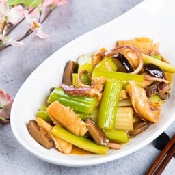 เซอราลีผัด ปลาหมึกแดดเดียว