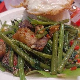 ผัดบุ้งหมูกรอบ