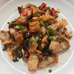 หมูกรอบคั่วพริกเกลือราดข้าว พิเศษ