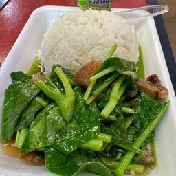 ผัดคะน้าหมูกรอบ