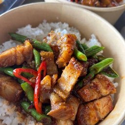 พริกแกงหมูกรอบราดข้่าว