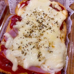 ขนมปังพิซซ่าไส้กรอกชีส