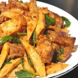 ผัดพริกแกงหมูกรอบหน่อไม้ดอง ราดข้าว