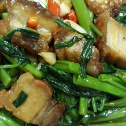 ผัดผักบุ้งหมูกรอบ