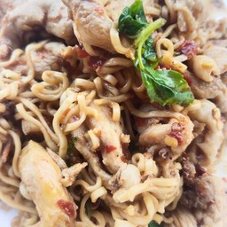 มาม่ากะเพราไก่