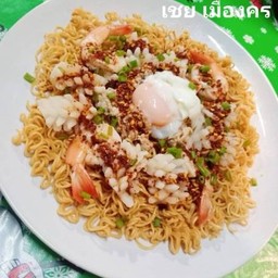 มาม่าทรงเครื่องไข่ลาวา