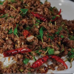 กระเพราเนื้อสับราดข้าว
