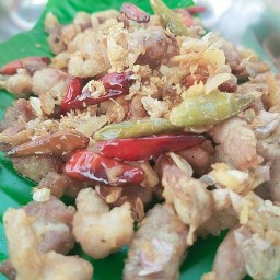 ข้าวเหนียวหมูทอด