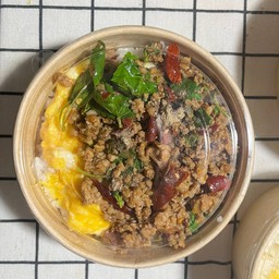 กะเพราะพริกแห้งหมูสับ