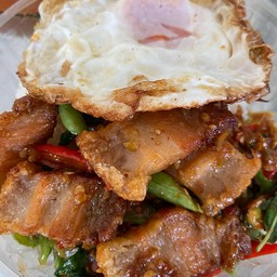กระเพราหมูกรอบ