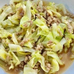 ผัดกะหล่ำหมูสับราดข้าว