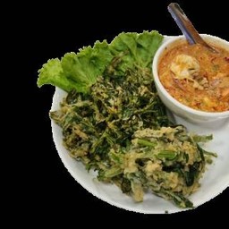 ยำผักบุ้งกรอบ