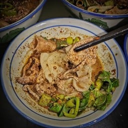 ก๋วยเตี๋ยวเรือ น้ำตก หมูสด