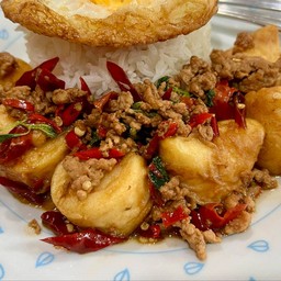 ข้าวกระเพราหมูสับพริกแห้ง+เต้าหู้ไข่
