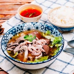 แม่สมทรงเจ้าเก่า เกาเหลาเลือดหมู ซี่โครงหมูตุ๋น