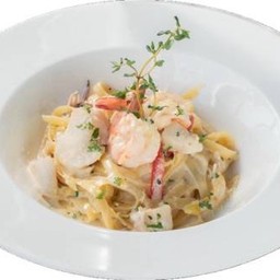 เฟตตูชินีครีมซีฟู้ด